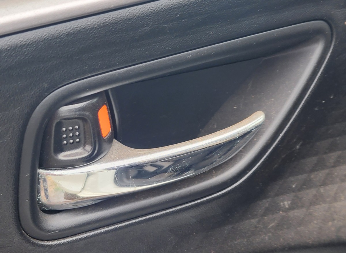 SWIFT LEFT FRONT INNER HANDLE