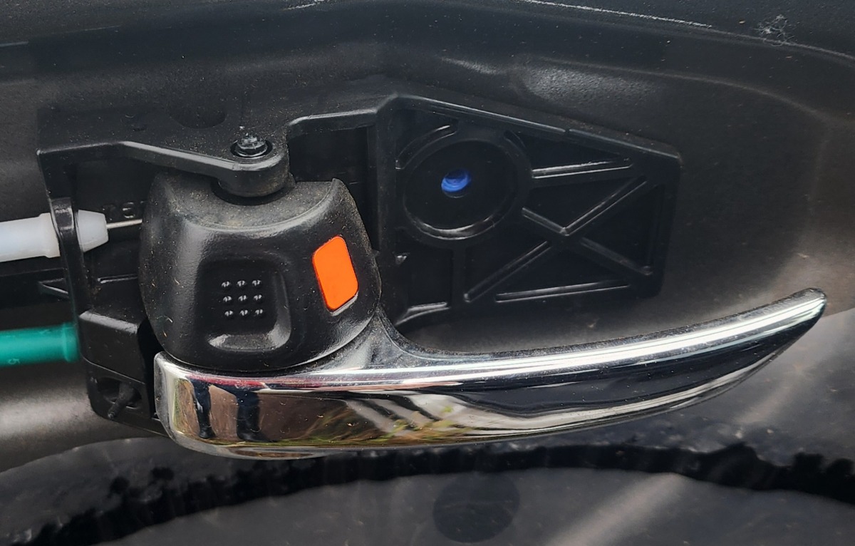 SWIFT LEFT FRONT INNER HANDLE