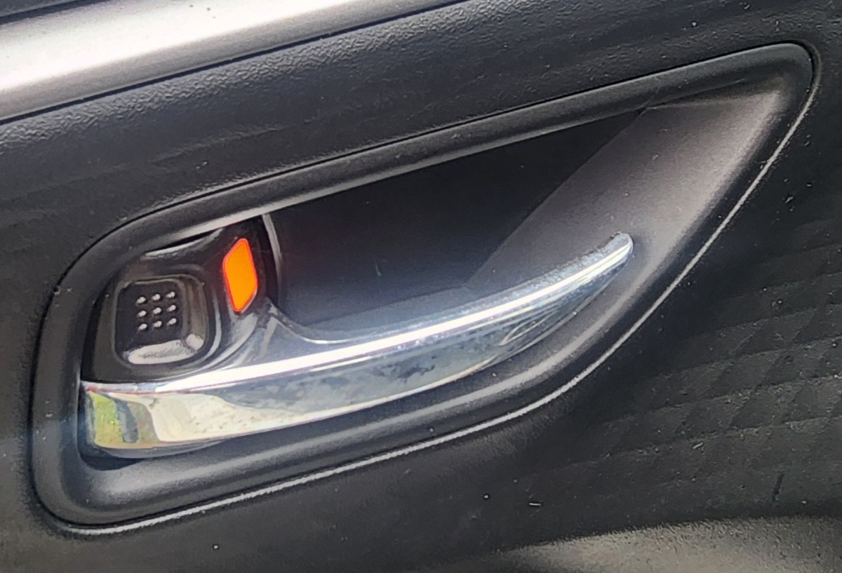 SWIFT LEFT FRONT INNER HANDLE