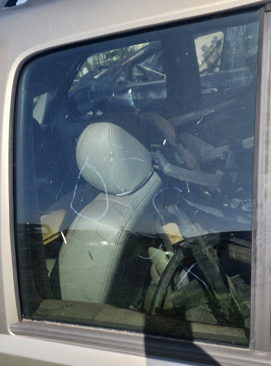 CHEROKEE LEFT REAR DOOR GLASS
