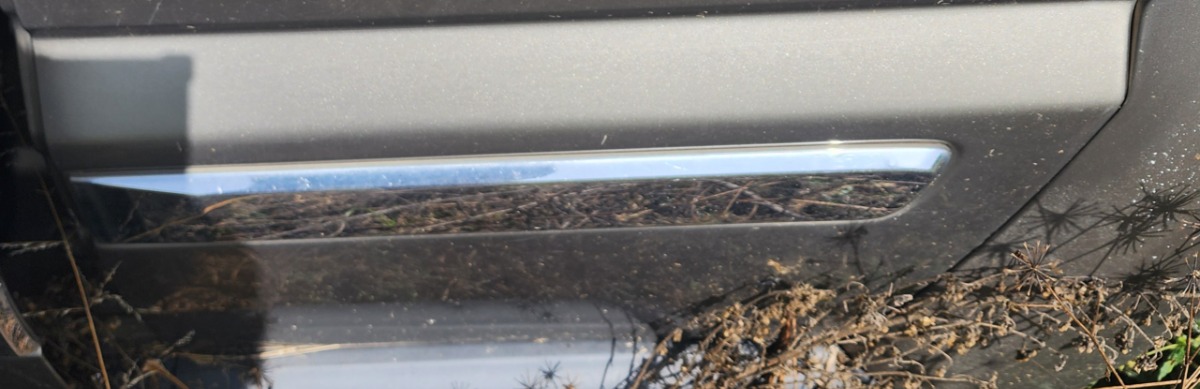 CHEROKEE LEFT REAR DOOR MOULDING