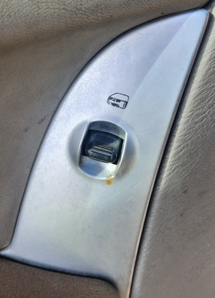 CHEROKEE LEFT FRONT LOCK SWITCH