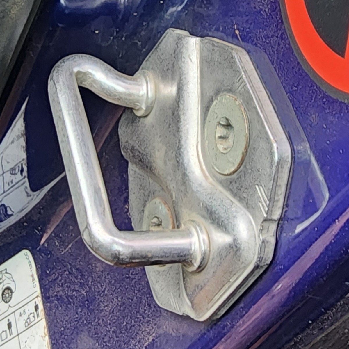 FIESTA MK4 LEFT FRONT DOOR STRIKER
