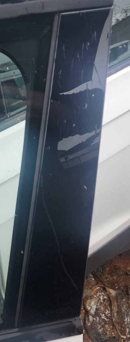 T-CROSS LEFT FRONT DOOR BLACKOUT