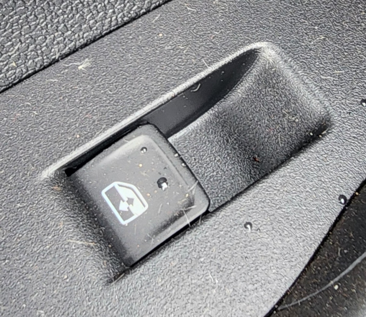 T-CROSS LEFT REAR WINDOW SWITCH