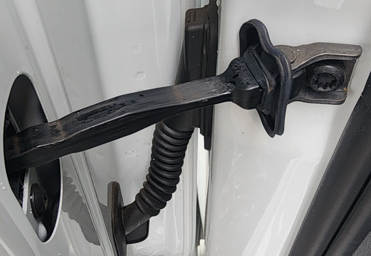 T-CROSS LEFT REAR DOOR STOPPER