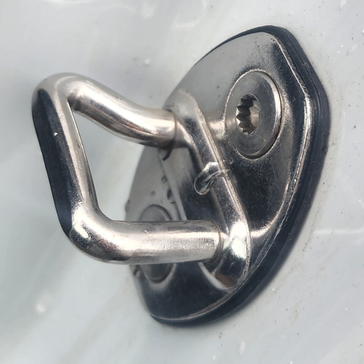 T-CROSS LEFT REAR DOOR STRIKER