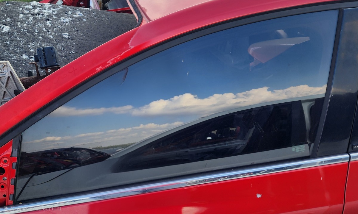 MEGANE 4 LEFT FRONT DOOR GLASS