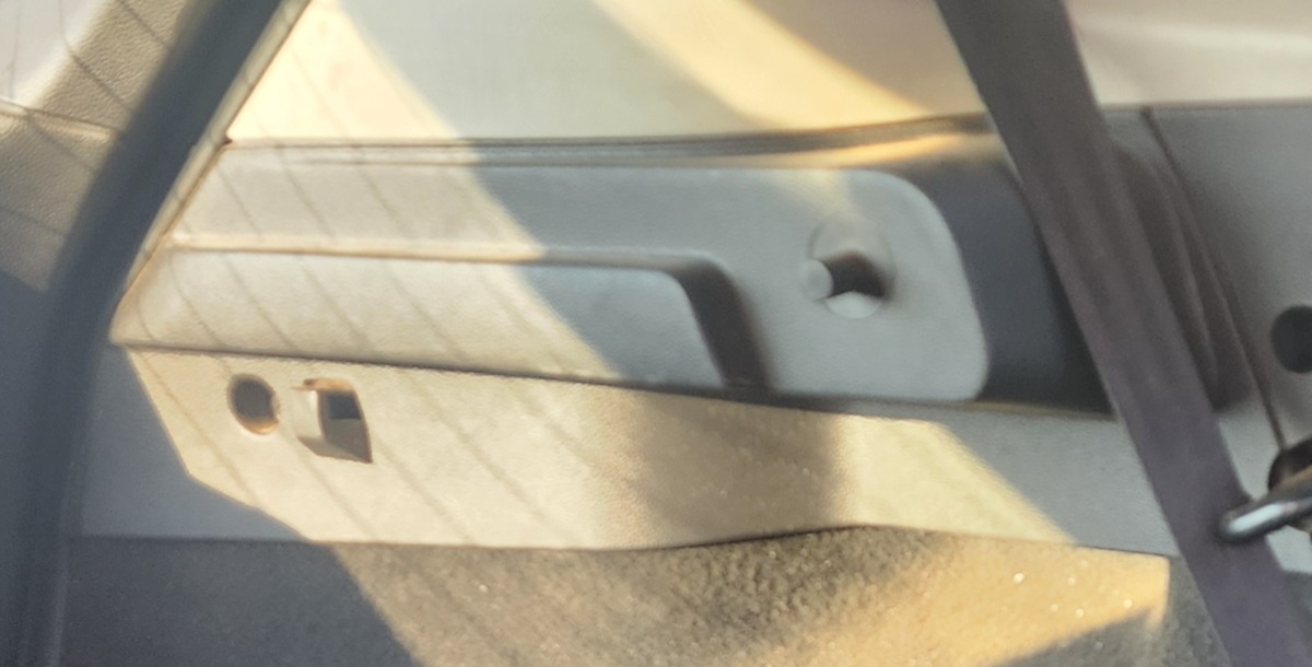 FIESTA MK4 LEFT PARCEL TRAY BRACKET