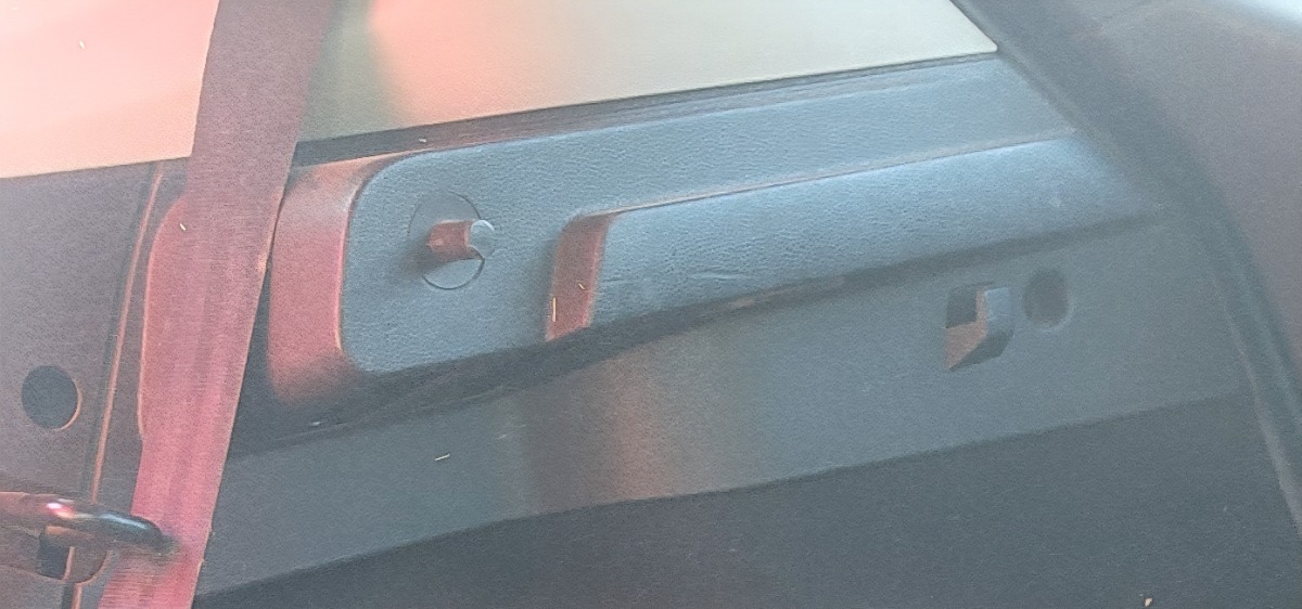 FIESTA MK4 RIGHT PARCEL TRAY BRACKET