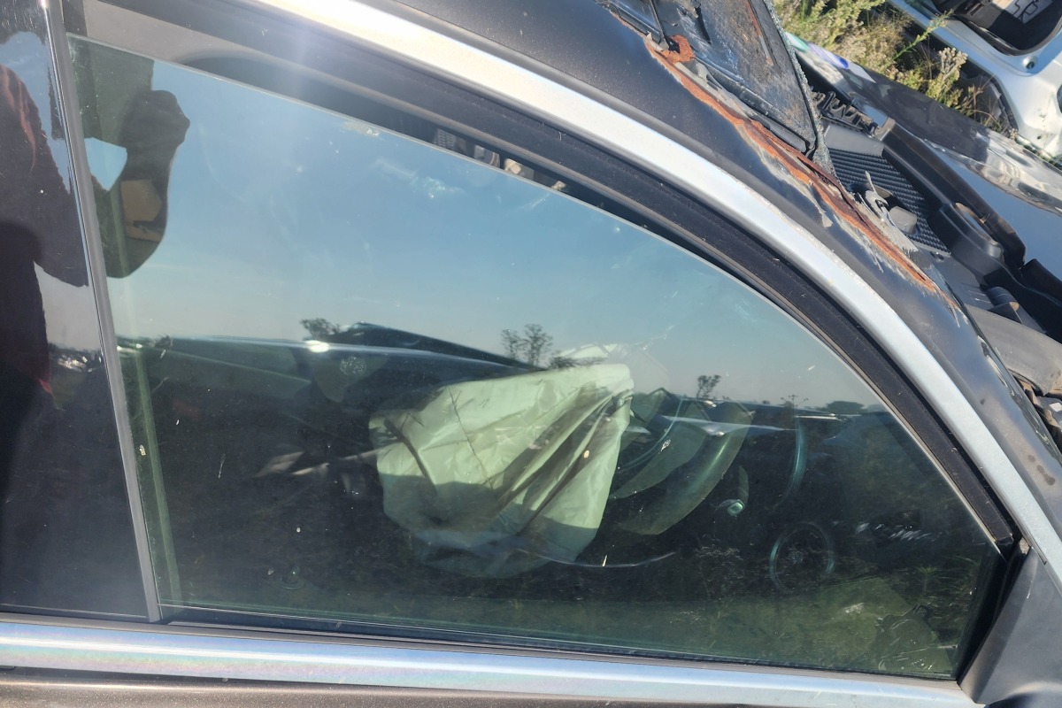 W253 RIGHT FRONT DOOR GLASS
