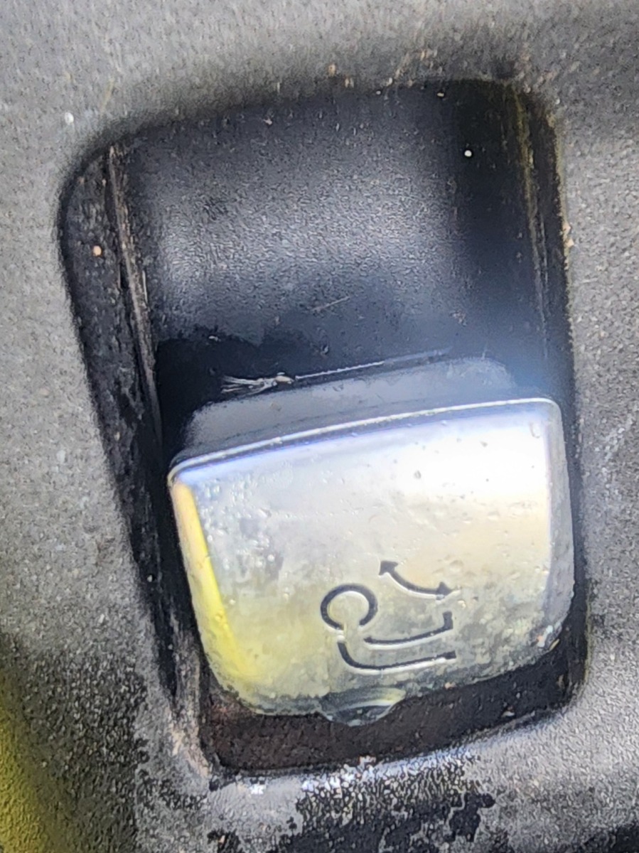 W253 TOWBAR RELEASE SWITCH