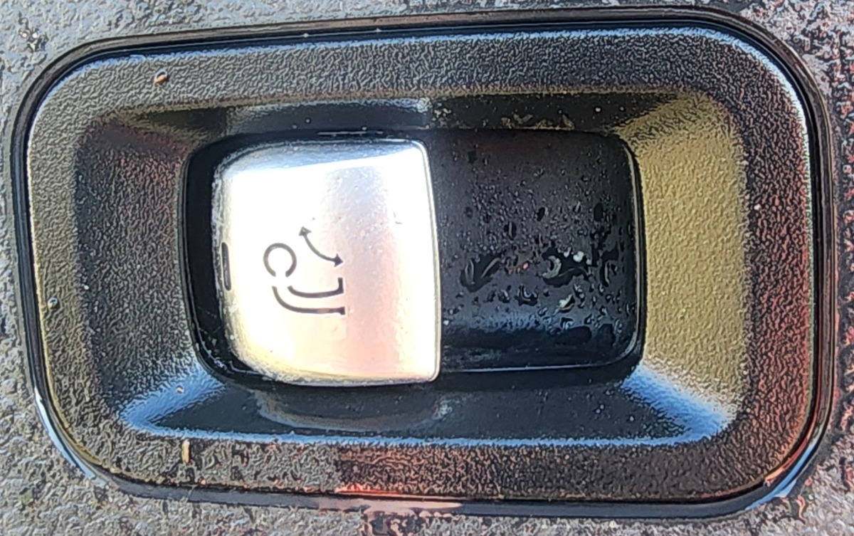 W253 TOWBAR RELEASE SWITCH