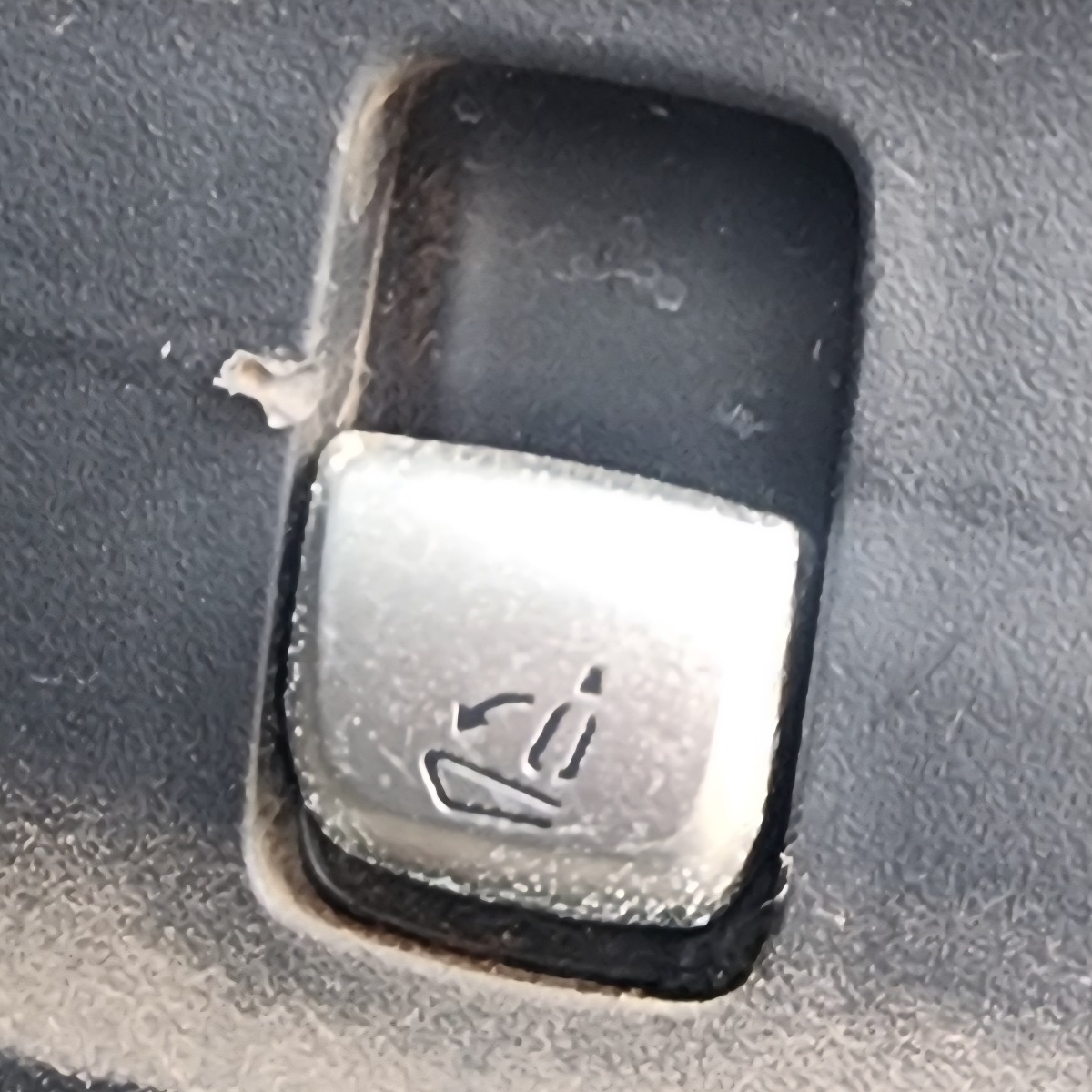W253 RIGHT SEAT RELEASE SWITCH