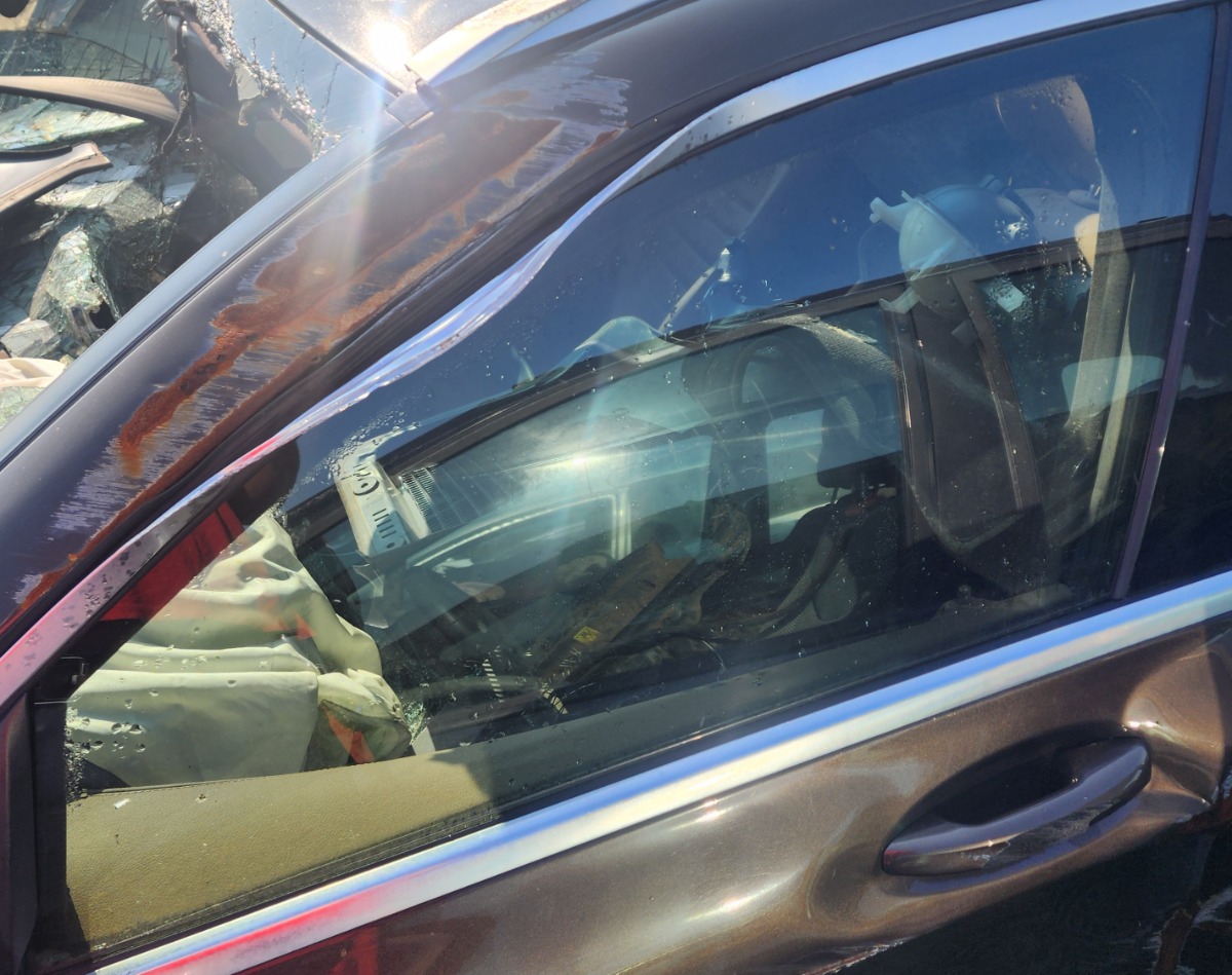 W253 LEFT FRONT DOOR GLASS