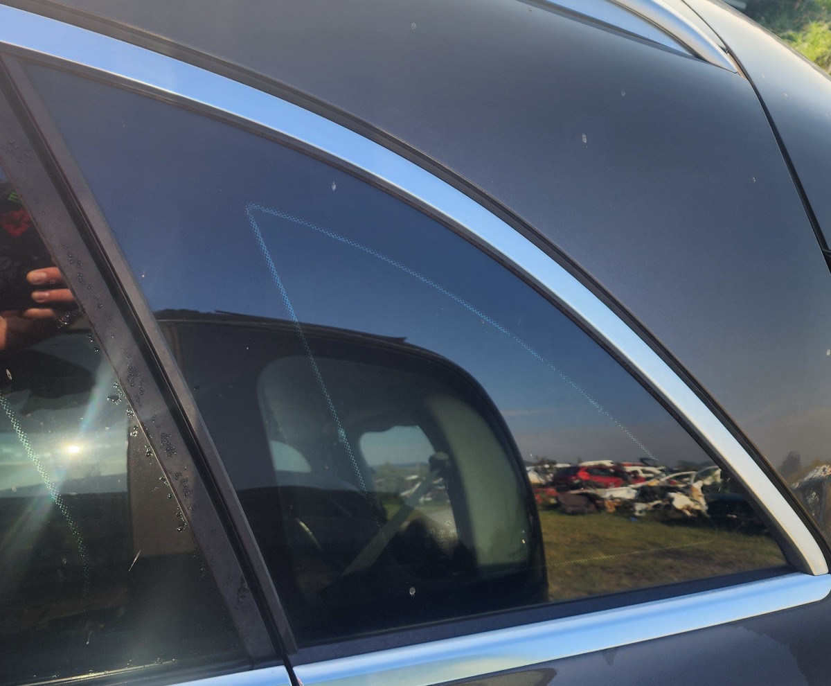 W253 LEFT REAR BODY GLASS