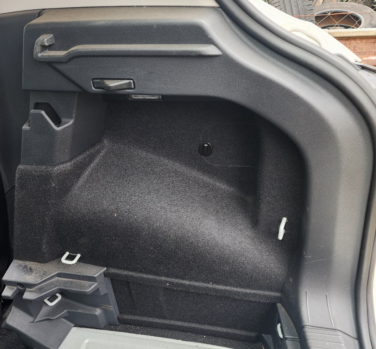 T-CROSS INNER BOOT TRIM RIGHT