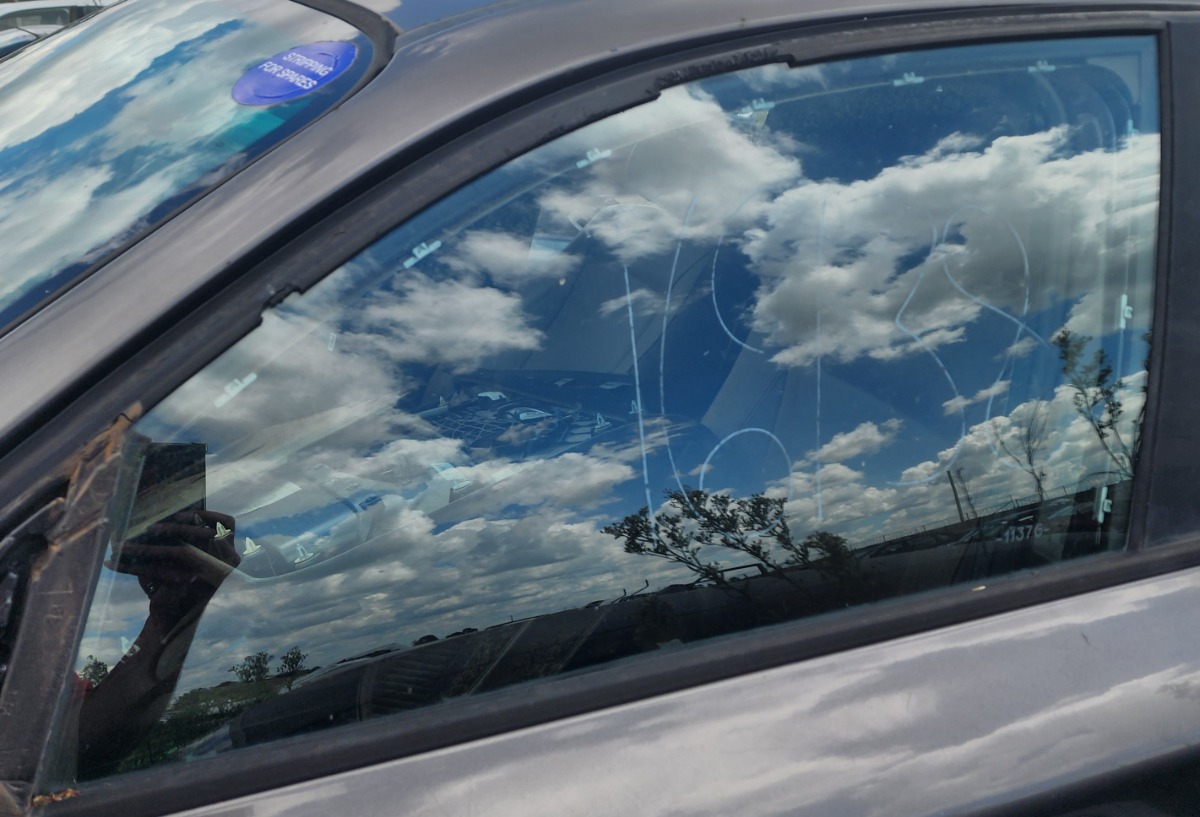 E87 LEFT FRONT DOOR GLASS