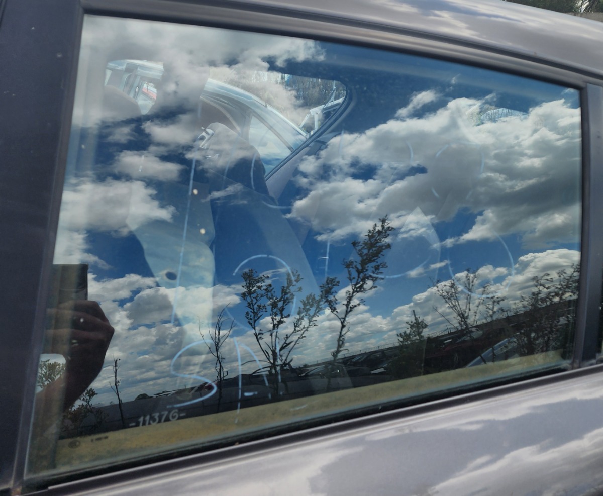 E87 LEFT REAR DOOR GLASS