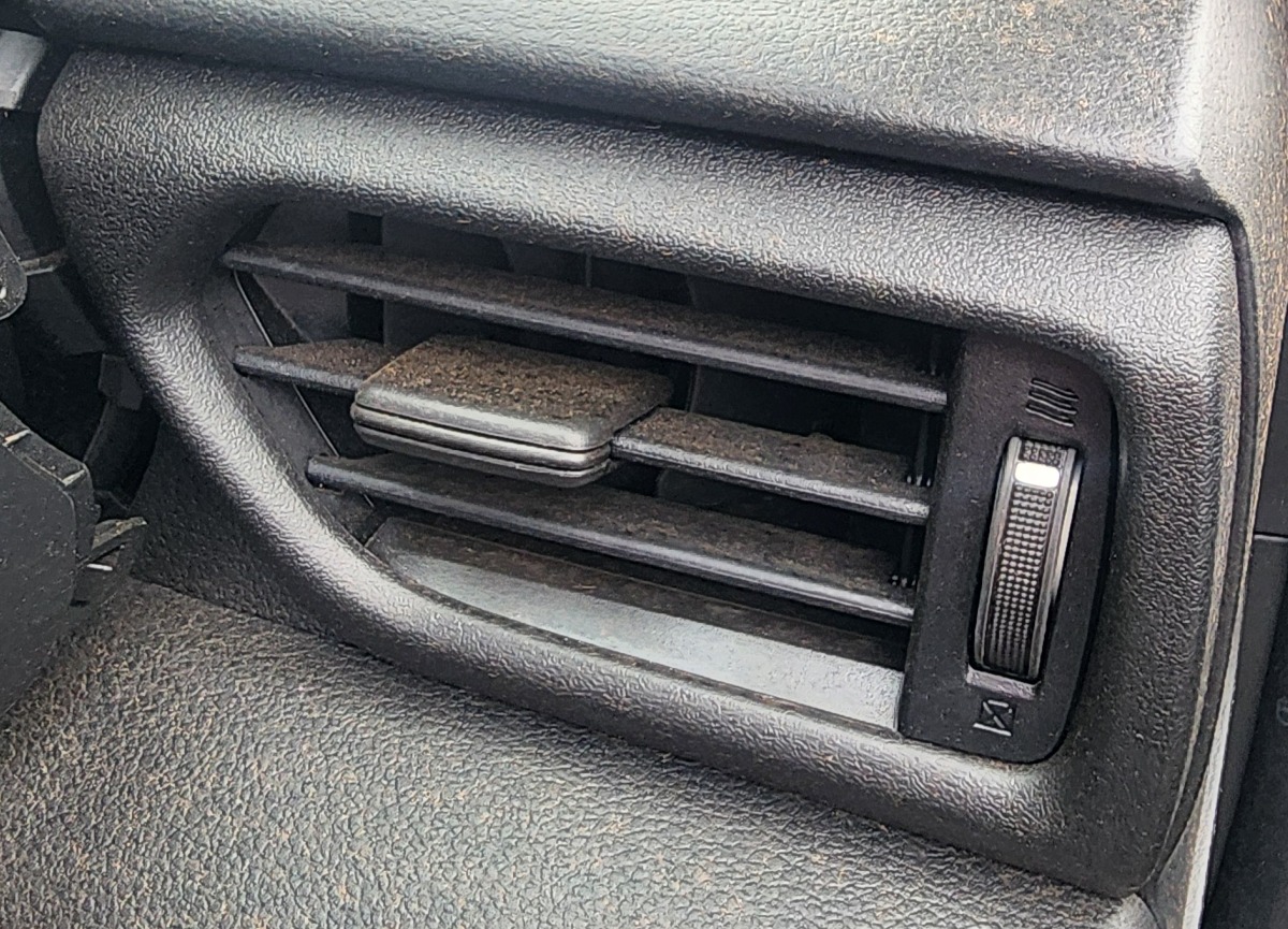 SWIFT RIGHT DASH VENT
