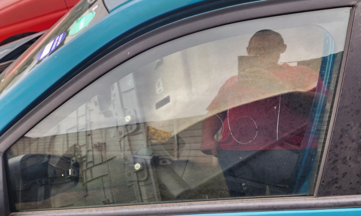 KWID LEFT FRONT DOOR GLASS