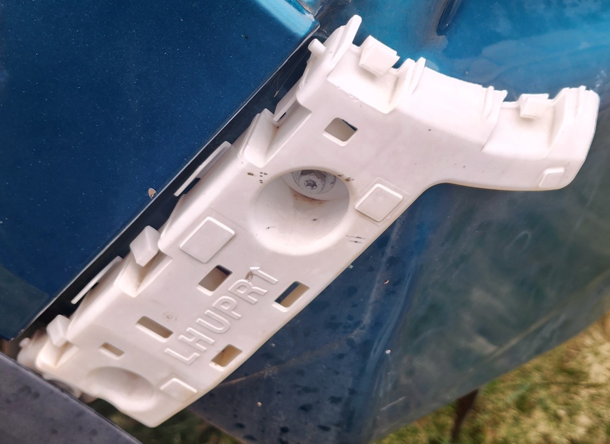 KWID LEFT REAR BUMPER SLIDE