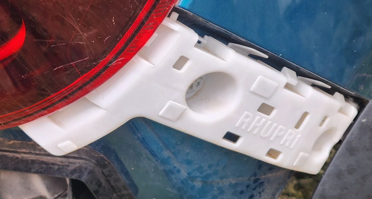 KWID RIGHT REAR BUMPER BRACKET