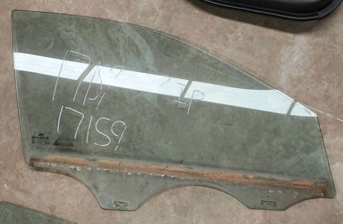 I30 RIGHT FRONT DOOR GLASS