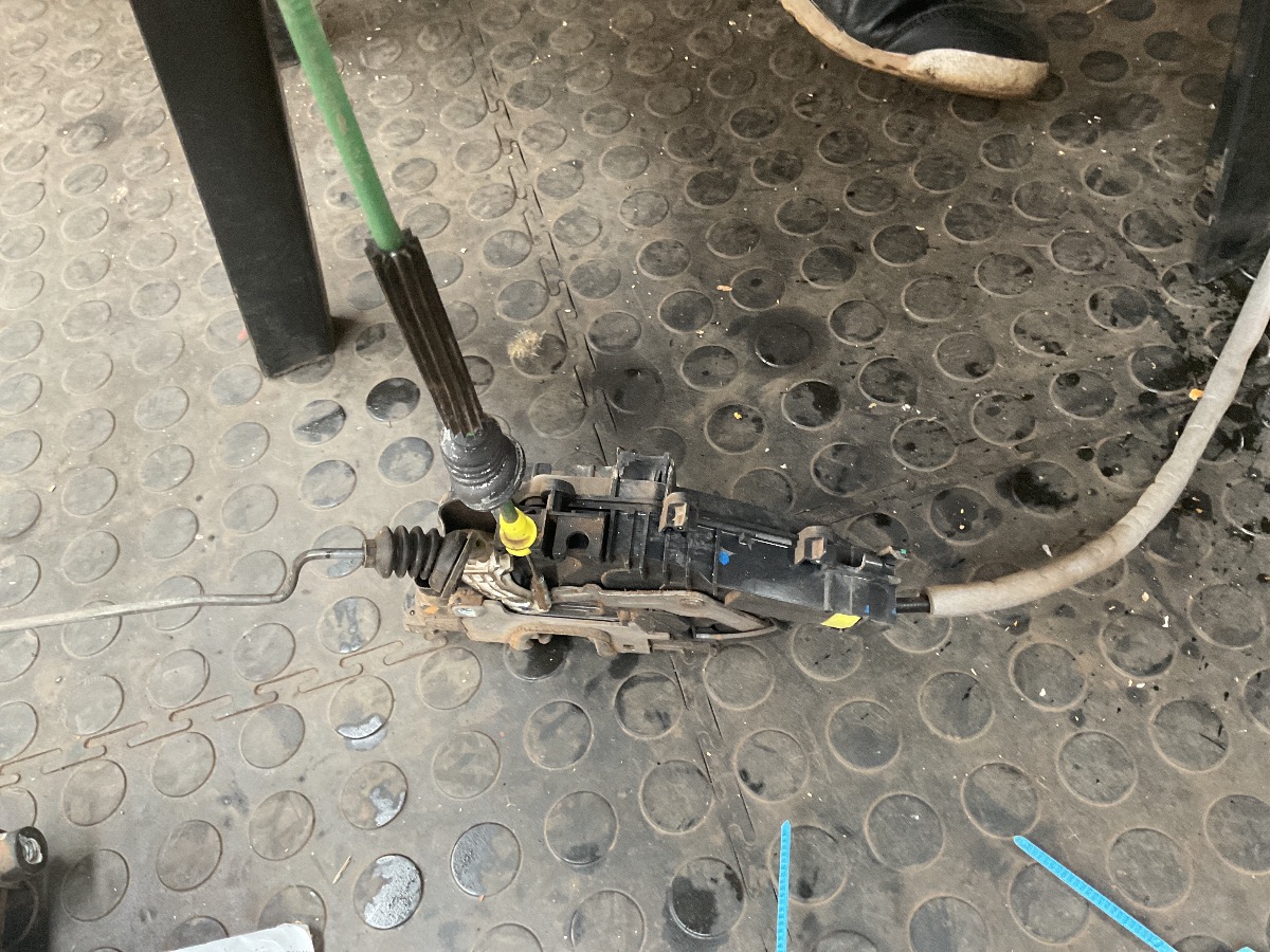 W205 LEFT FRONT DOOR LOCK