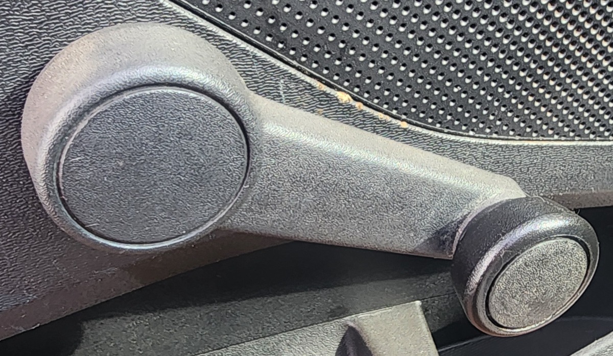FIGO LEFT FRONT WINDOW CRANK