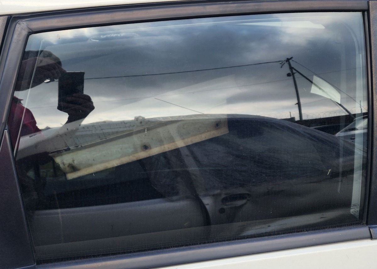 FIGO RIGHT REAR DOOR GLASS