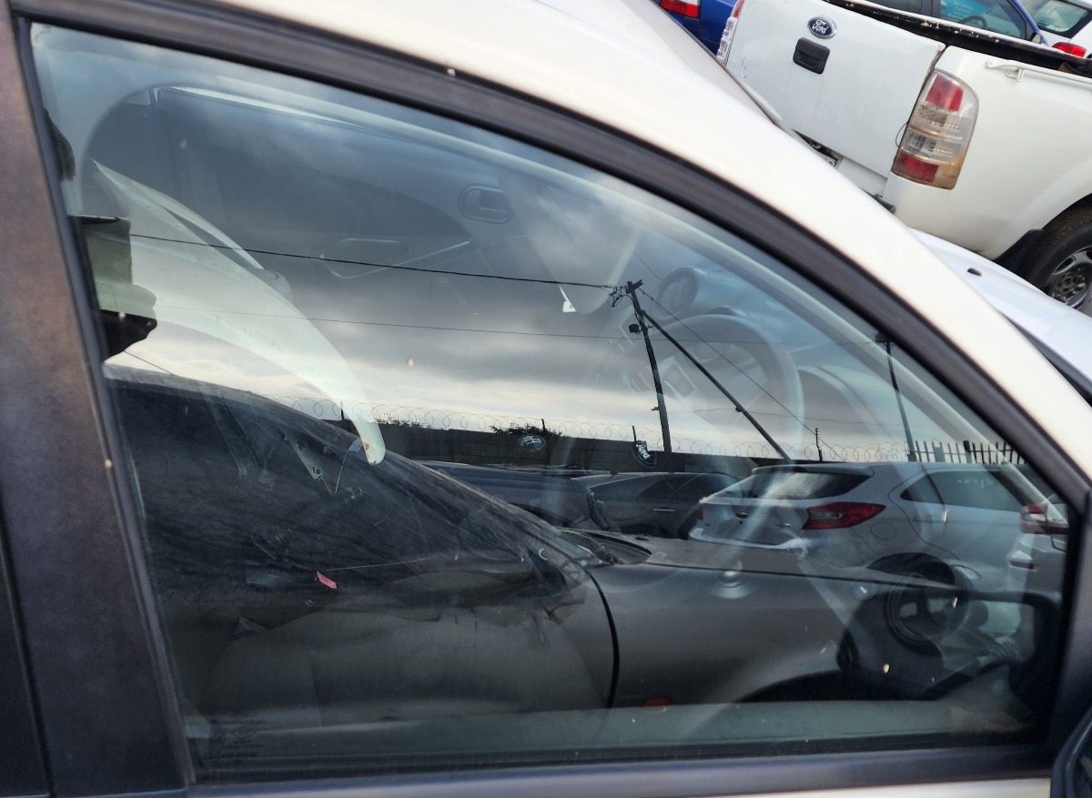 FIGO RIGHT FRONT DOOR GLASS