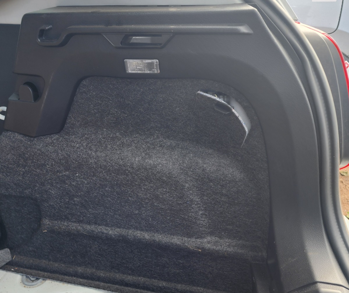 POLO VIVO MK2 RIGHT REAR PARCEL TRAY BRACKET
