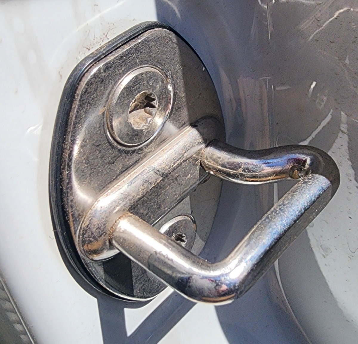 POLO MK2 VIVO RIGHT FRONT DOOR STRIKER