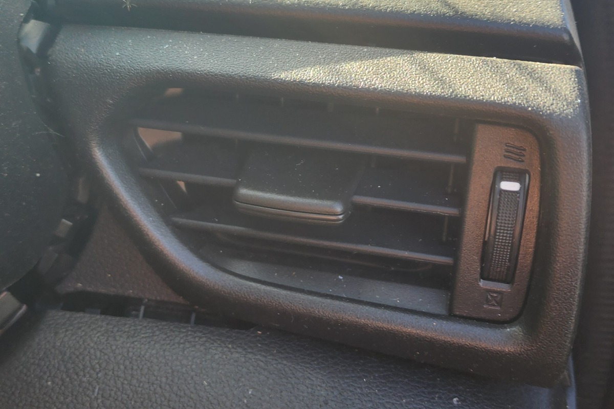 SWIFT RIGHT DASH VENT