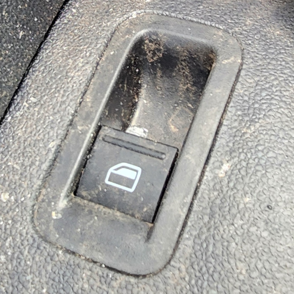 POLO MK2 VIVO LEFT FRONT WINDOW SWITCH