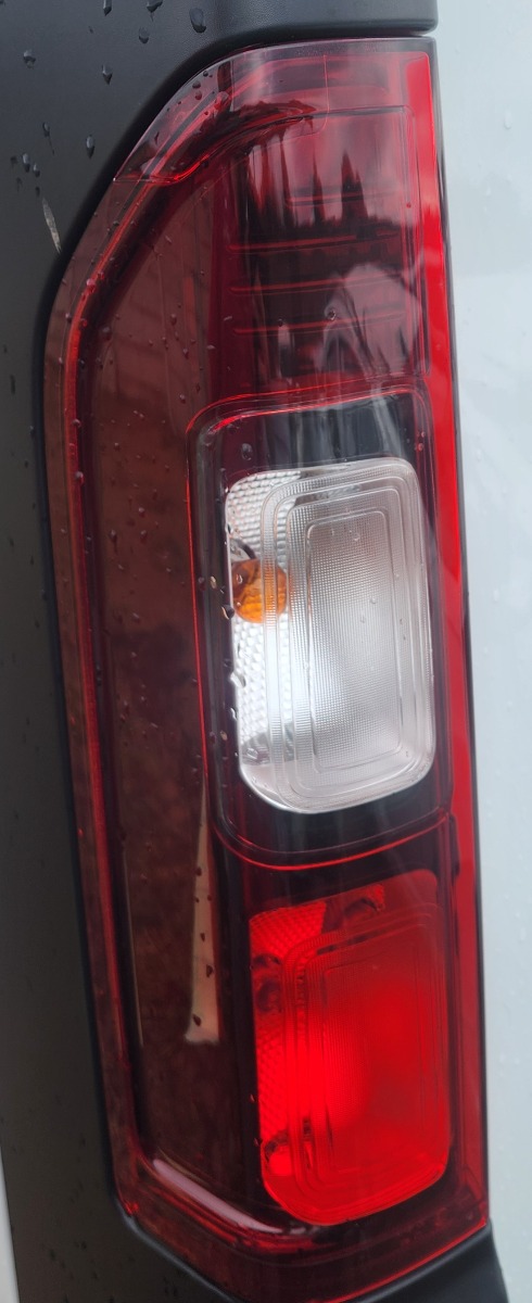 TRAFFIC LEFT TAILLIGHT