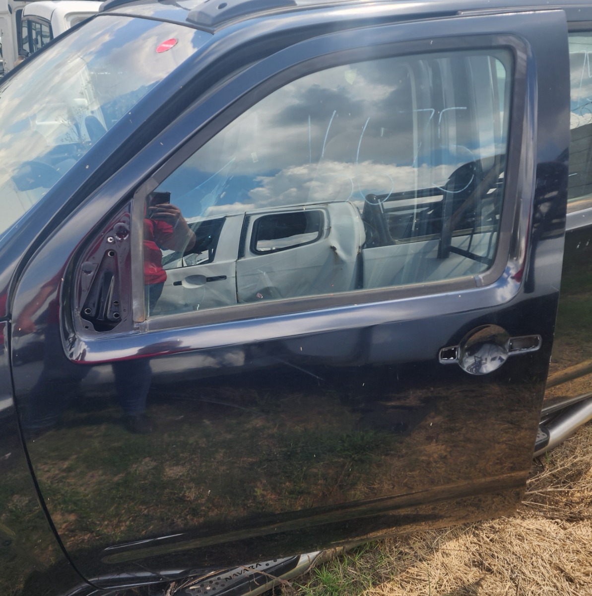 NAVARA LEFT FRONT DOOR SHELL