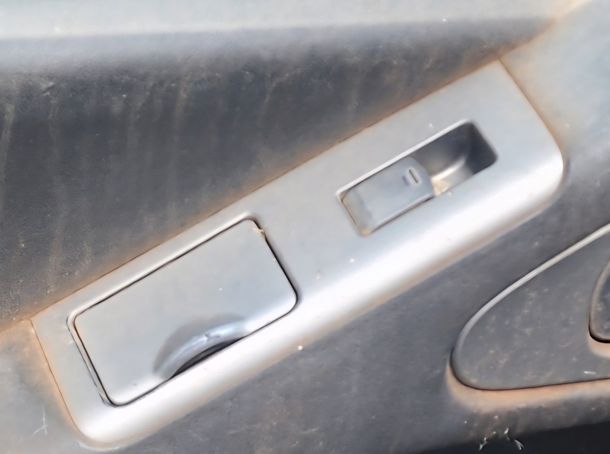 NAVARA LEFT REAR DOOR PANEL TRIM