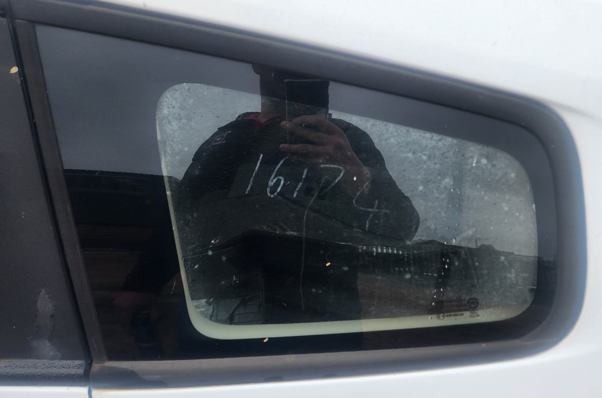 ORLANDO LEFT REAR BODY GLASS