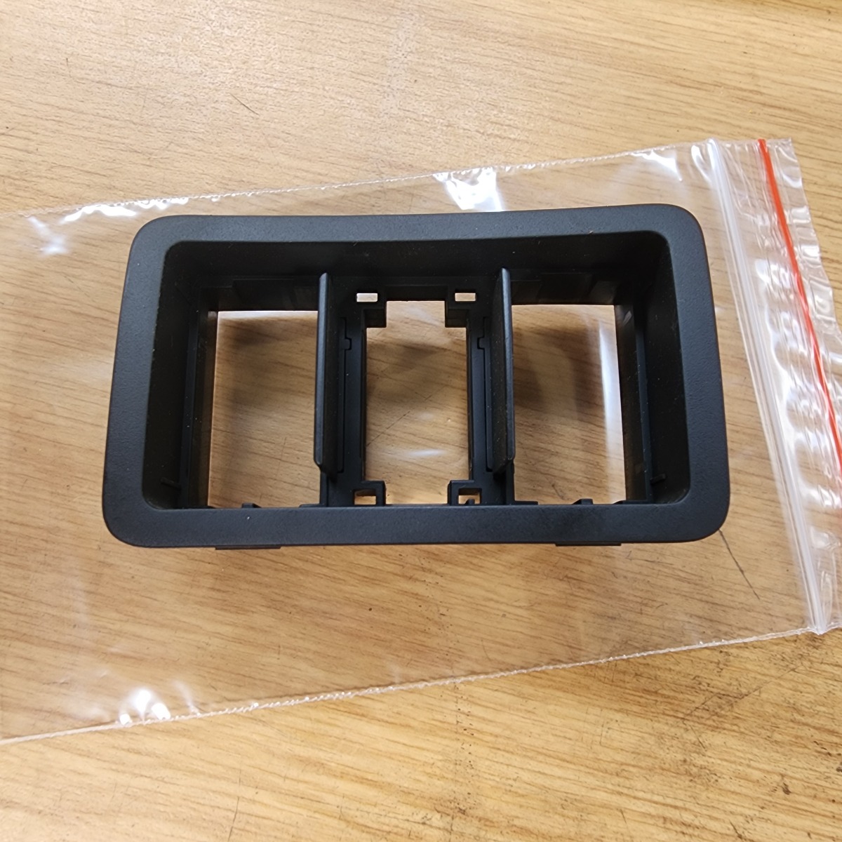 I30 SWITCH BRACKET RIGHT