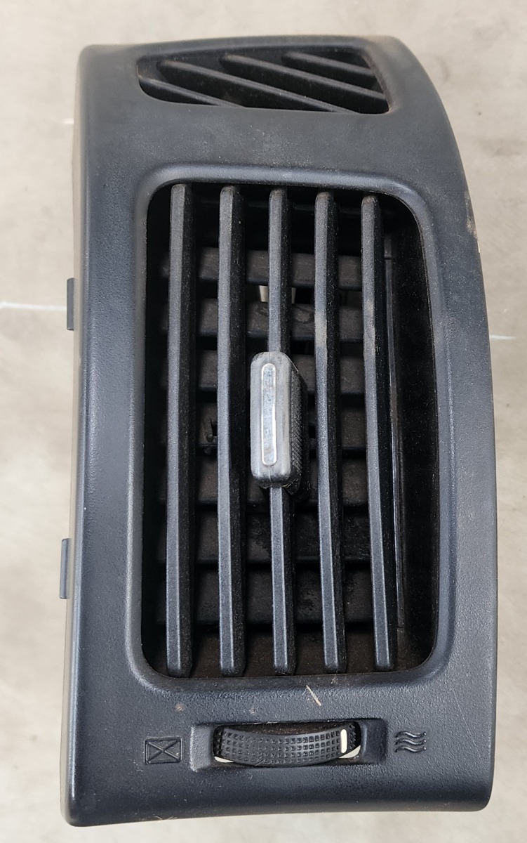 I30 LEFT DASH VENT