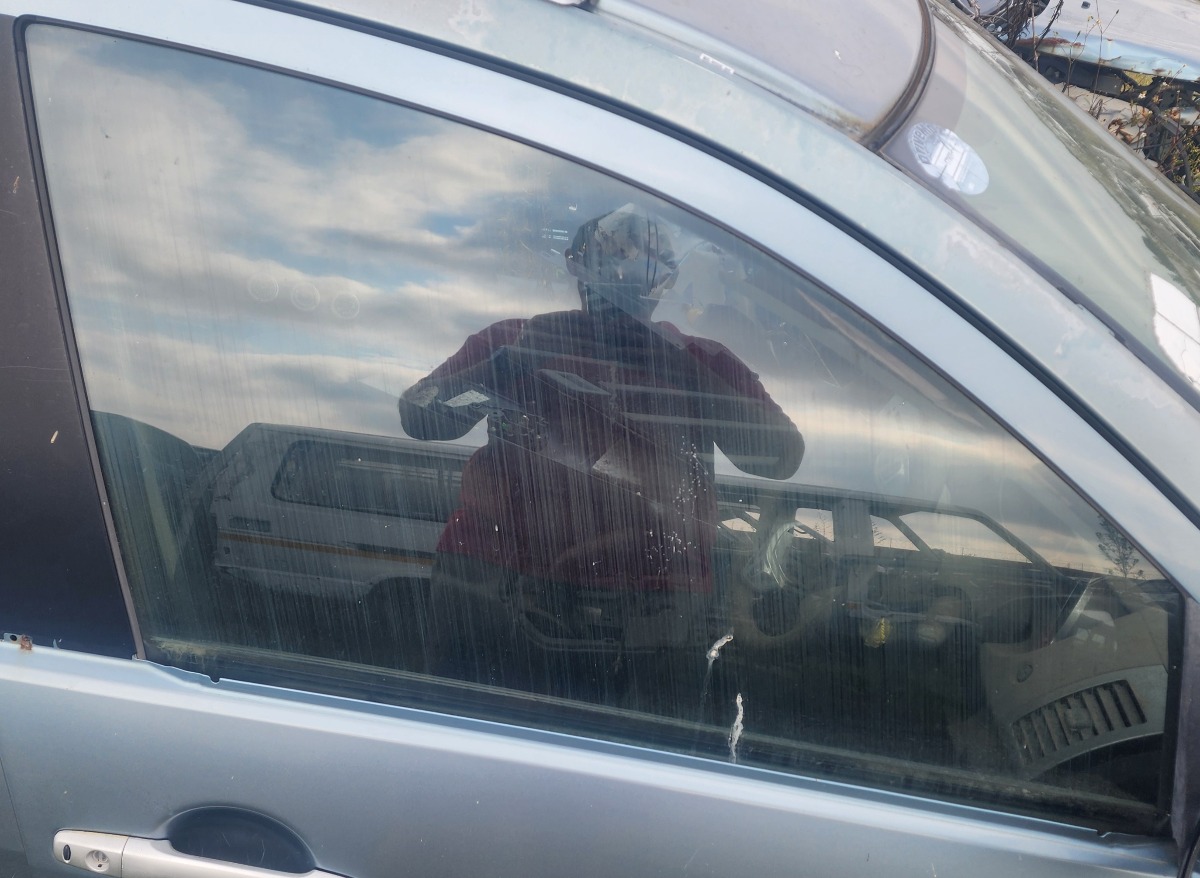 OUTLANDER RIGHT FRONT GLASS