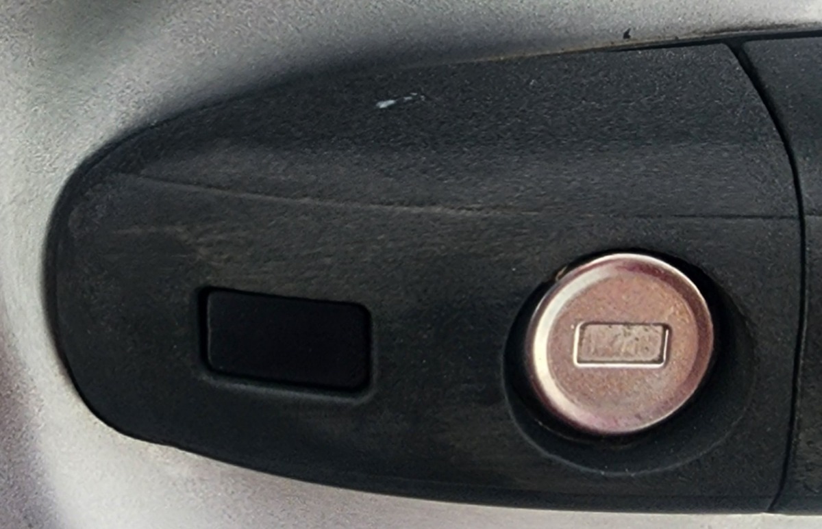 W447 RIGHT FRONT HANDLE END PIECE