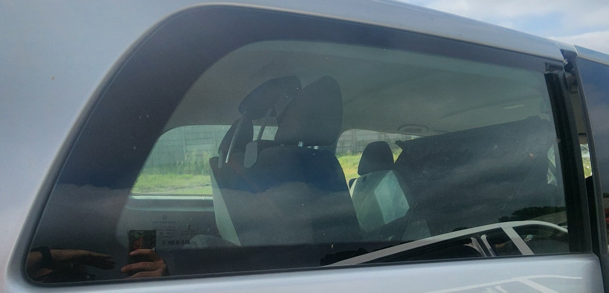W447 RIGHT REAR BODY GLASS