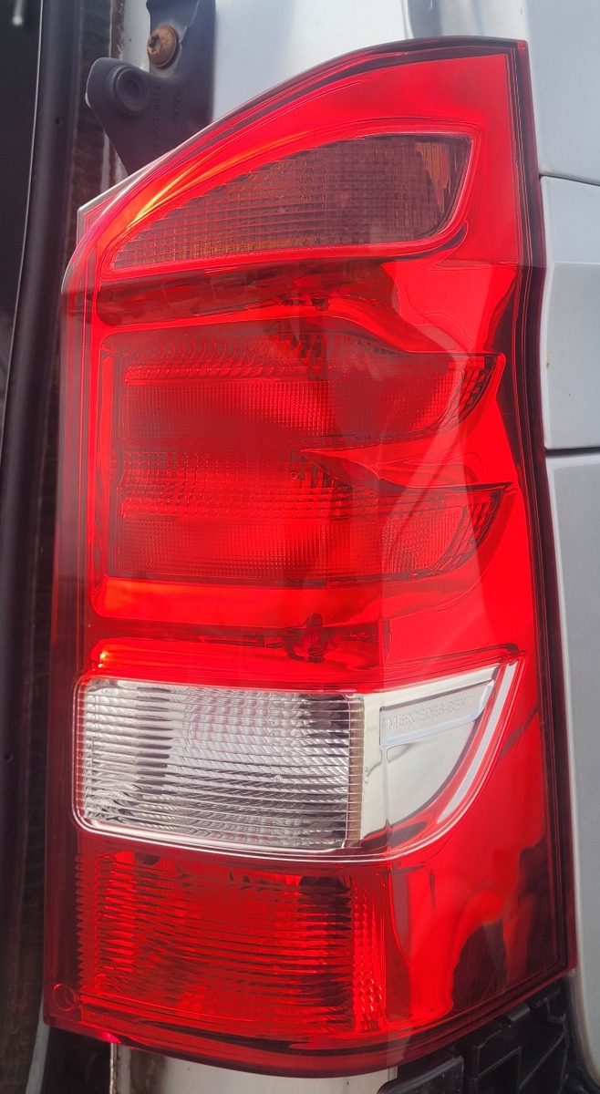 W447 RIGHT TAILLIGHT