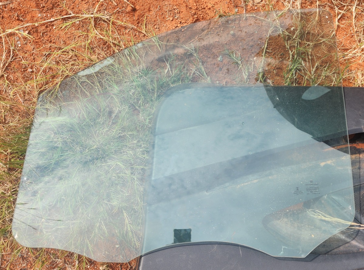 W447 LEFT FRONT DOOR GLASS