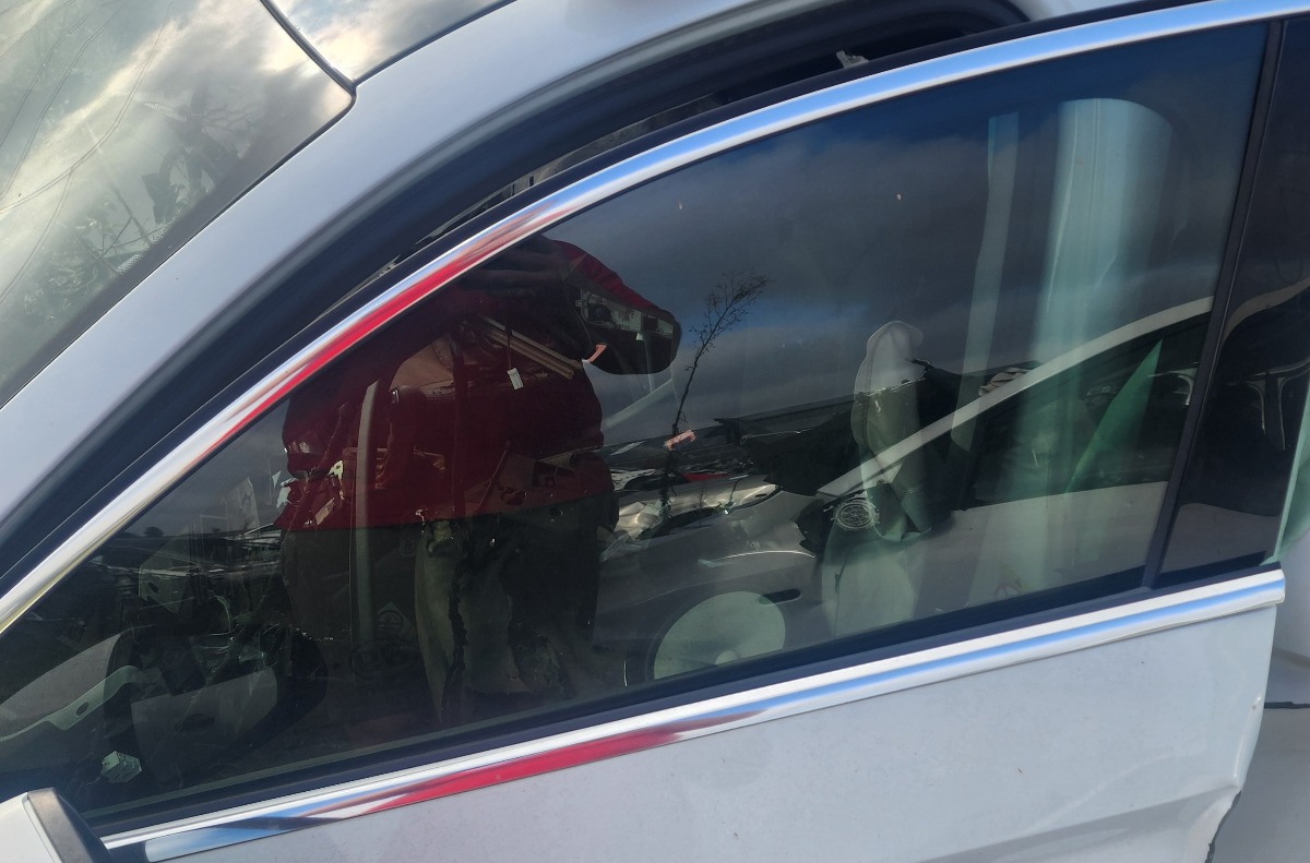 A3 LEFT FRONT DOOR GLASS