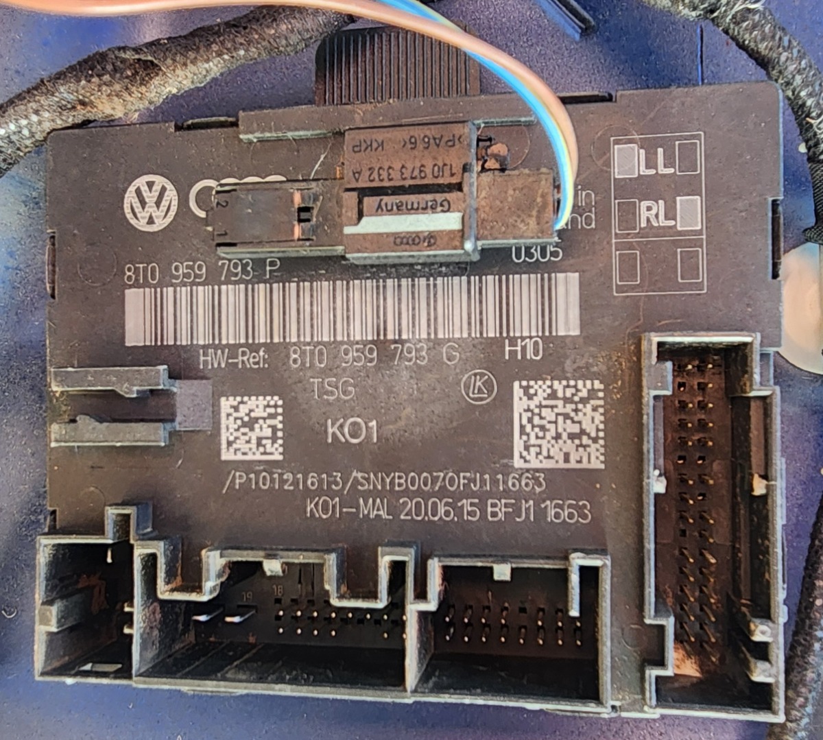 A4 B8 RIGHT FRONT DOOR MODULE