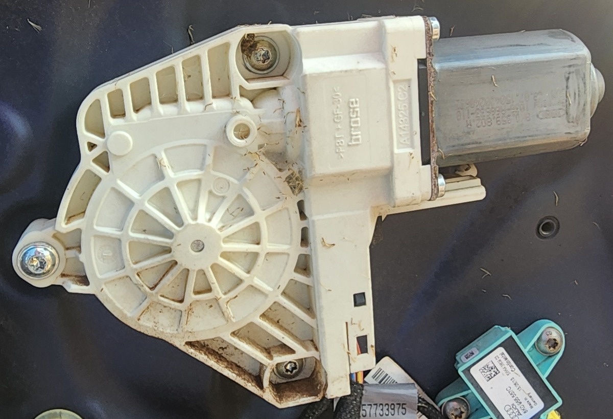 A4 B8 RIGHT FRONT WINDOW MOTOR